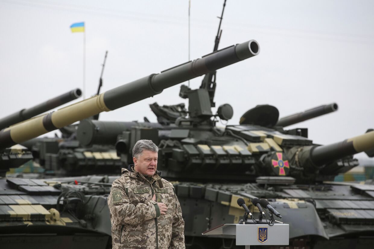 Президент Украины Петр Порошенко во время церемонии передачи военной техники для вооруженных сил Украины