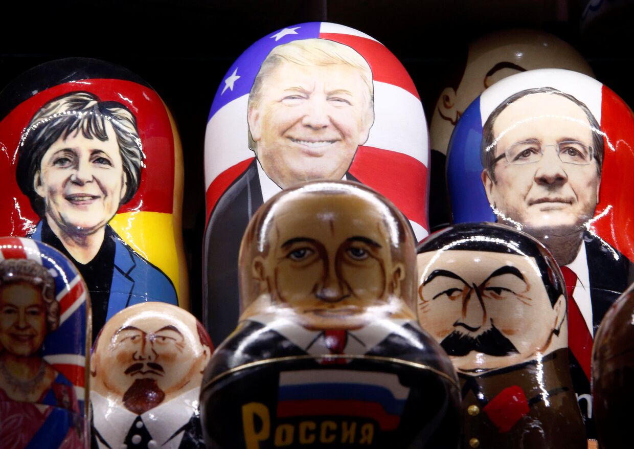 Русские матрешки с лицами известных политиков в сувенирном магазине в центре Москвы