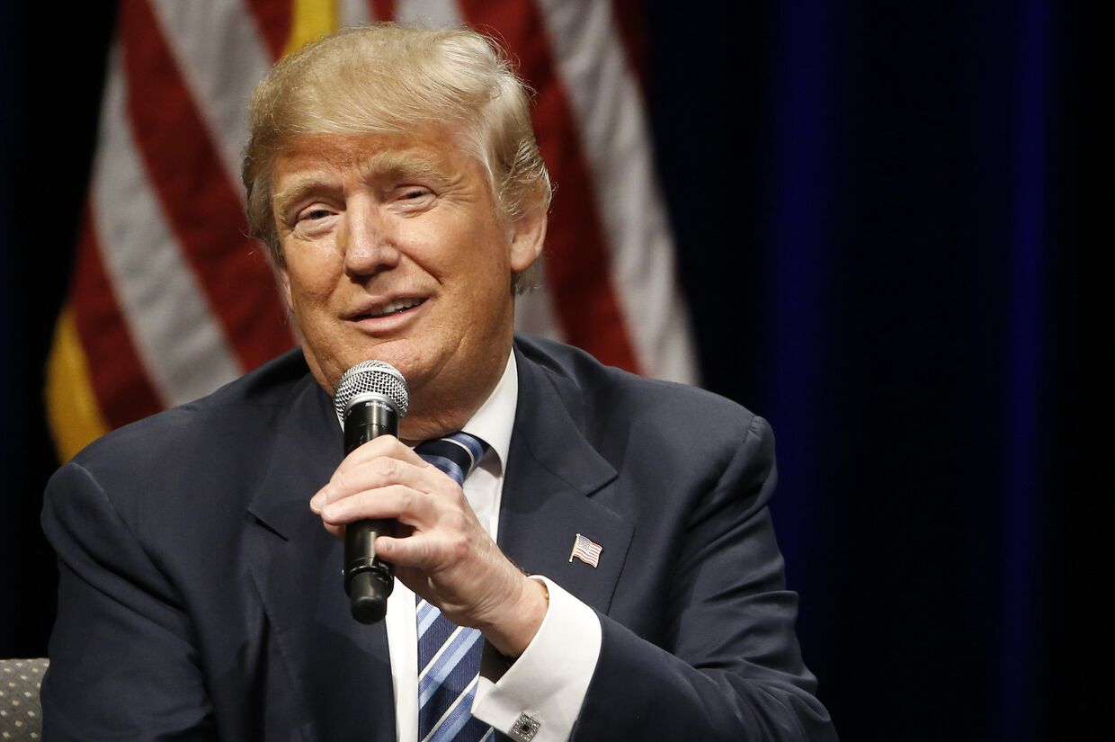 Кандидат на пост президента США Дональд Трамп выступает во время предвыборной кампании в Бофорте, 16 февраля 2016