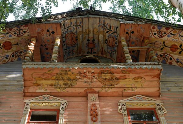 Роспись на фасаде в деревне Моисеевская Первая, Архангельская область