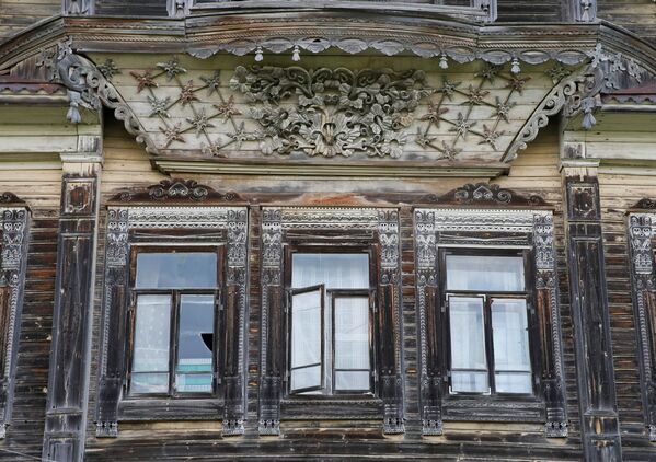 Резьба на фасаде дома в деревне Черевково, Архангельская область