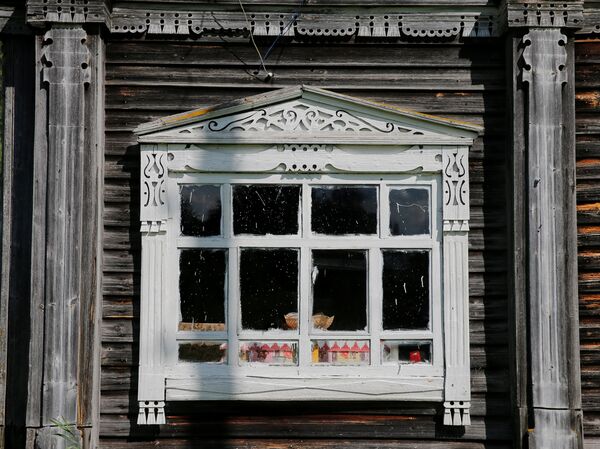 Наличник на окне дома в поселке Красава, Архангельская область