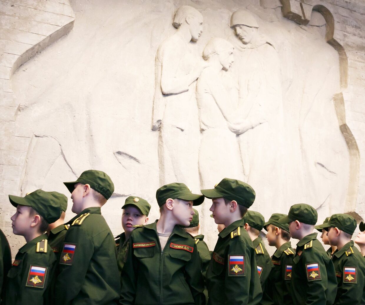 Церемония принятия детей в ряды военно-патриотического движения Юнармия в Волгограде