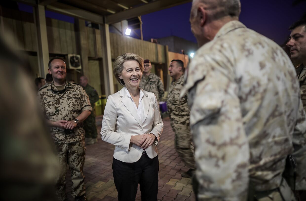 Министр обороны Германии Урсула фон дер Ляйен общается с солдатами в Багдаде