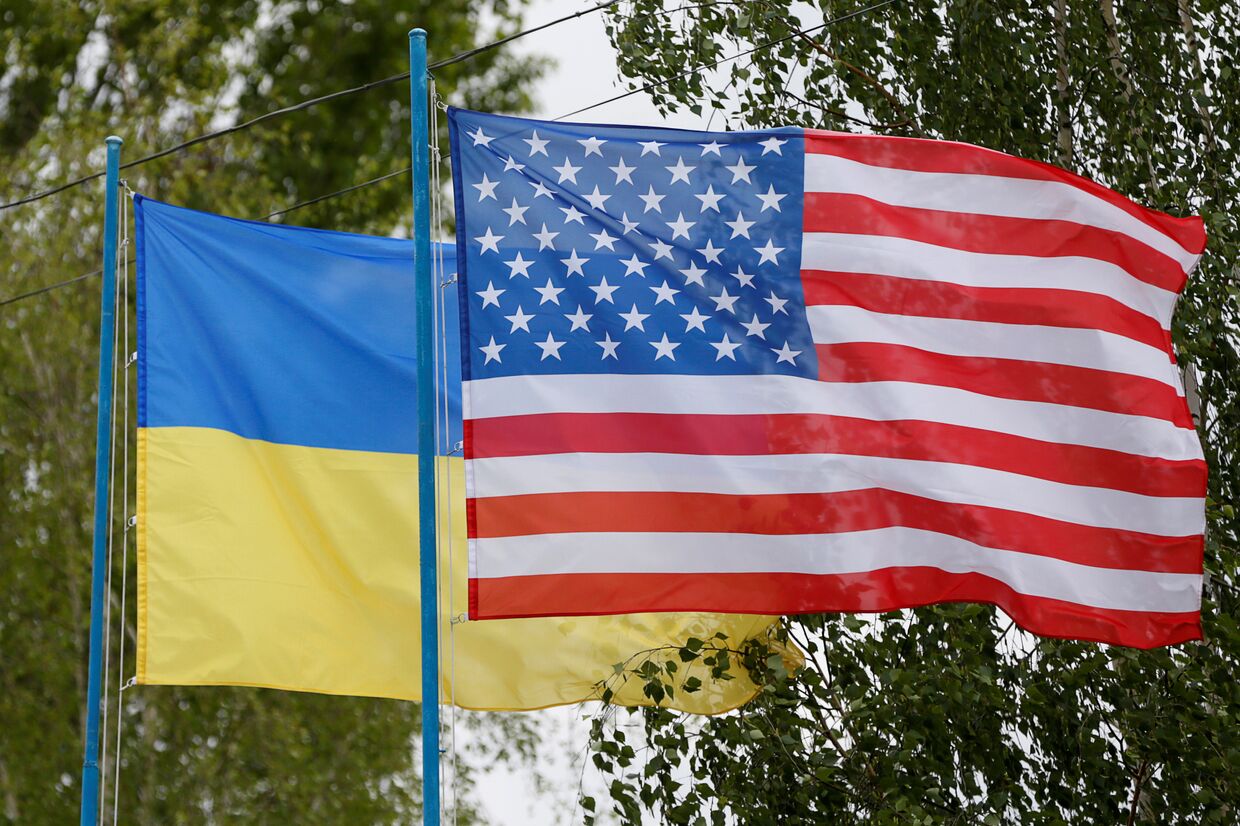 Национальные флаги Украины и США