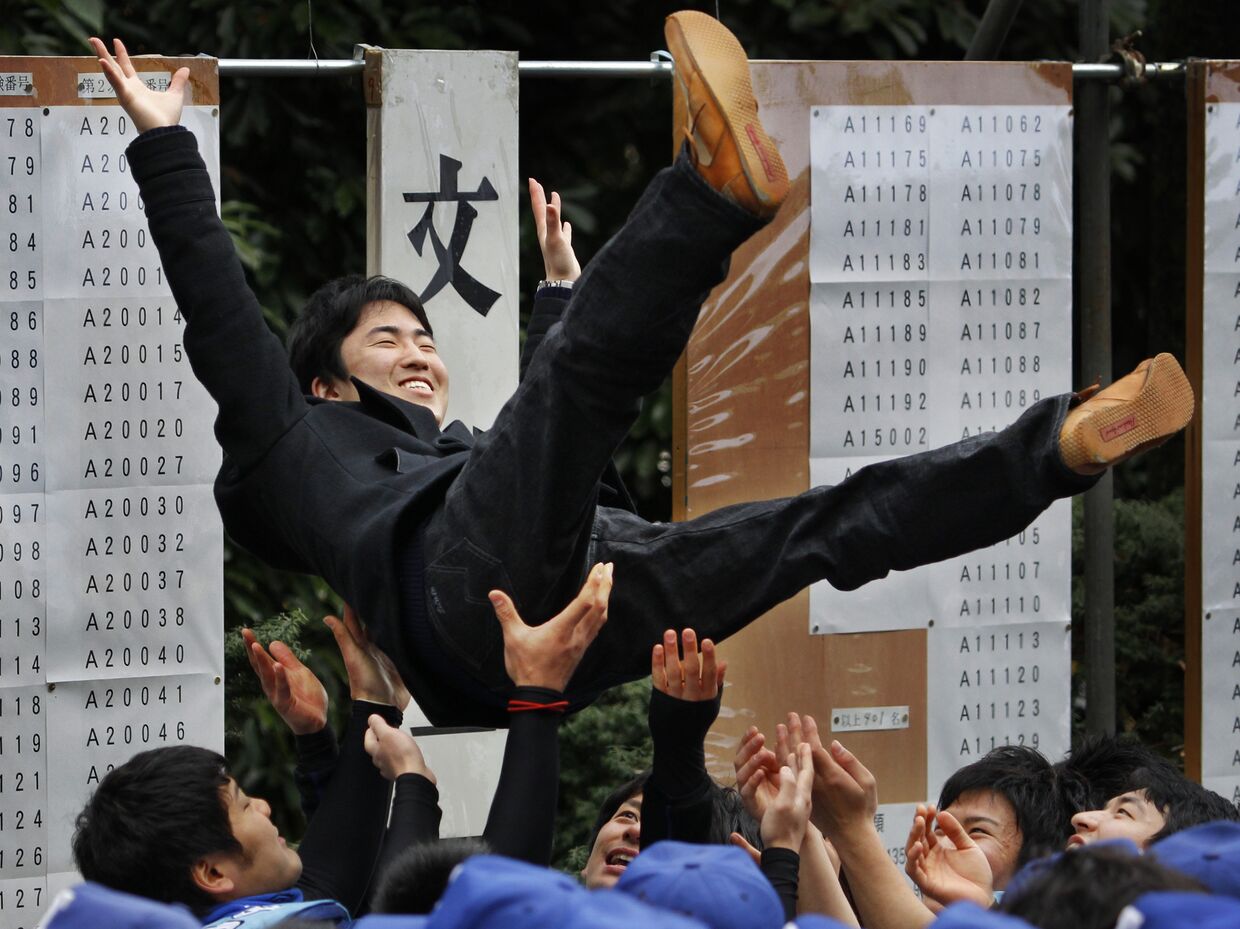 Студенты, успешно сдвшие вступительные экзамены в Токийский Университет