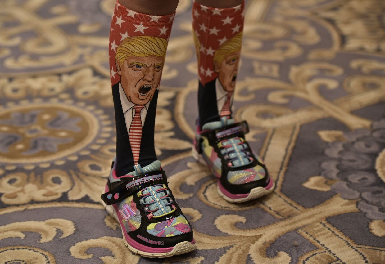 Носки с изображением кандидата в президенты США Дональда Трампа на молодом человеке