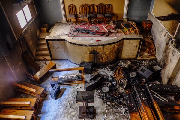 В одной из сожженных и разрушенных коптских церквей в провинции Минья в Египте В одной из сожженных и разрушенных коптских церквей в провинции Минья в Египте