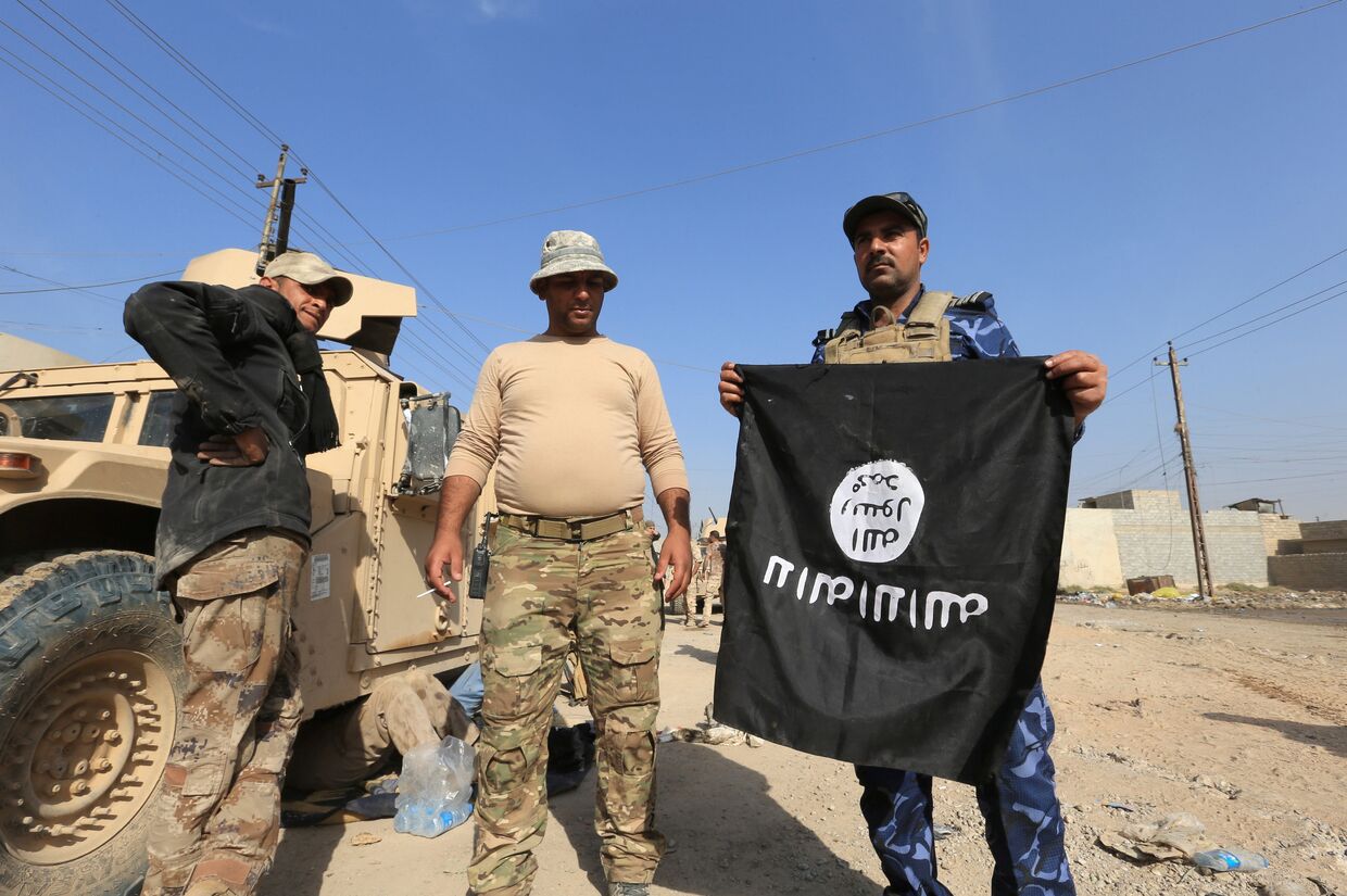 Иракские солдаты позируют с флагом ИГИЛ в Ираке