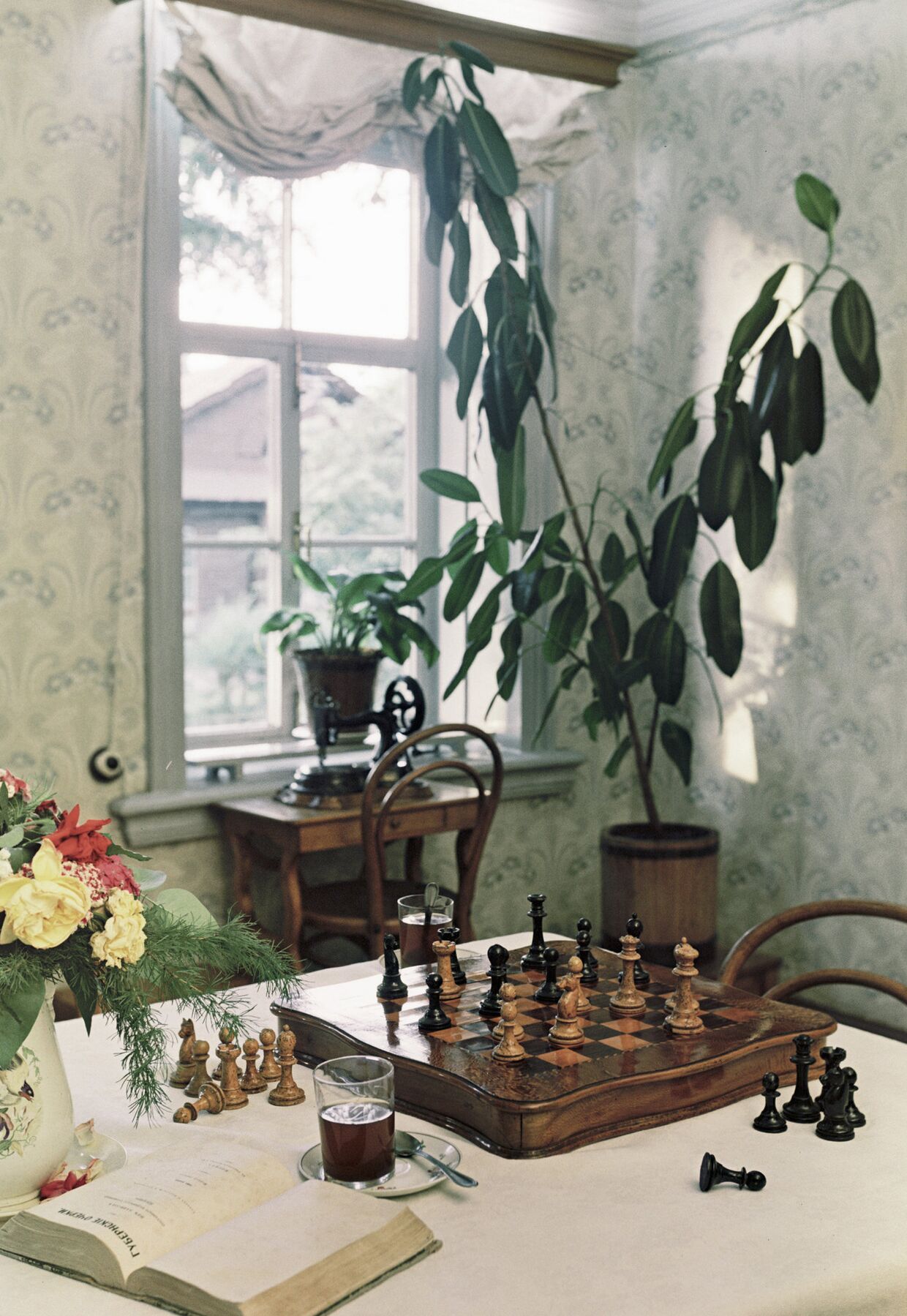 Уголок столовой в доме-музее Ленина
