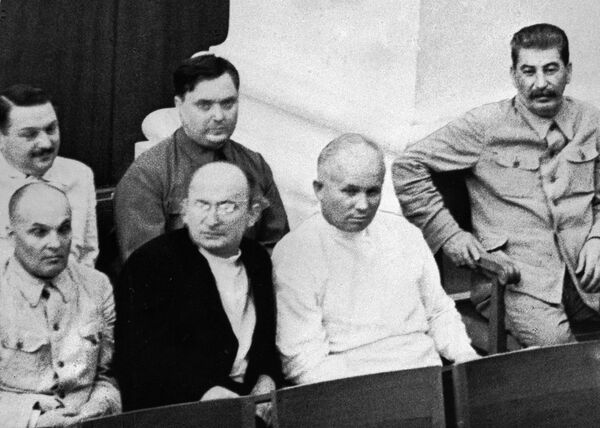 Иосиф Сталин, Никита Хрущев, Лаврентий Берия, Матвей Шкирятов, Георгий Маленков и Андрей Жданов Иосиф Сталин, Никита Хрущев, Лаврентий Берия, Матвей Шкирятов, Георгий Маленков и Андрей Жданов