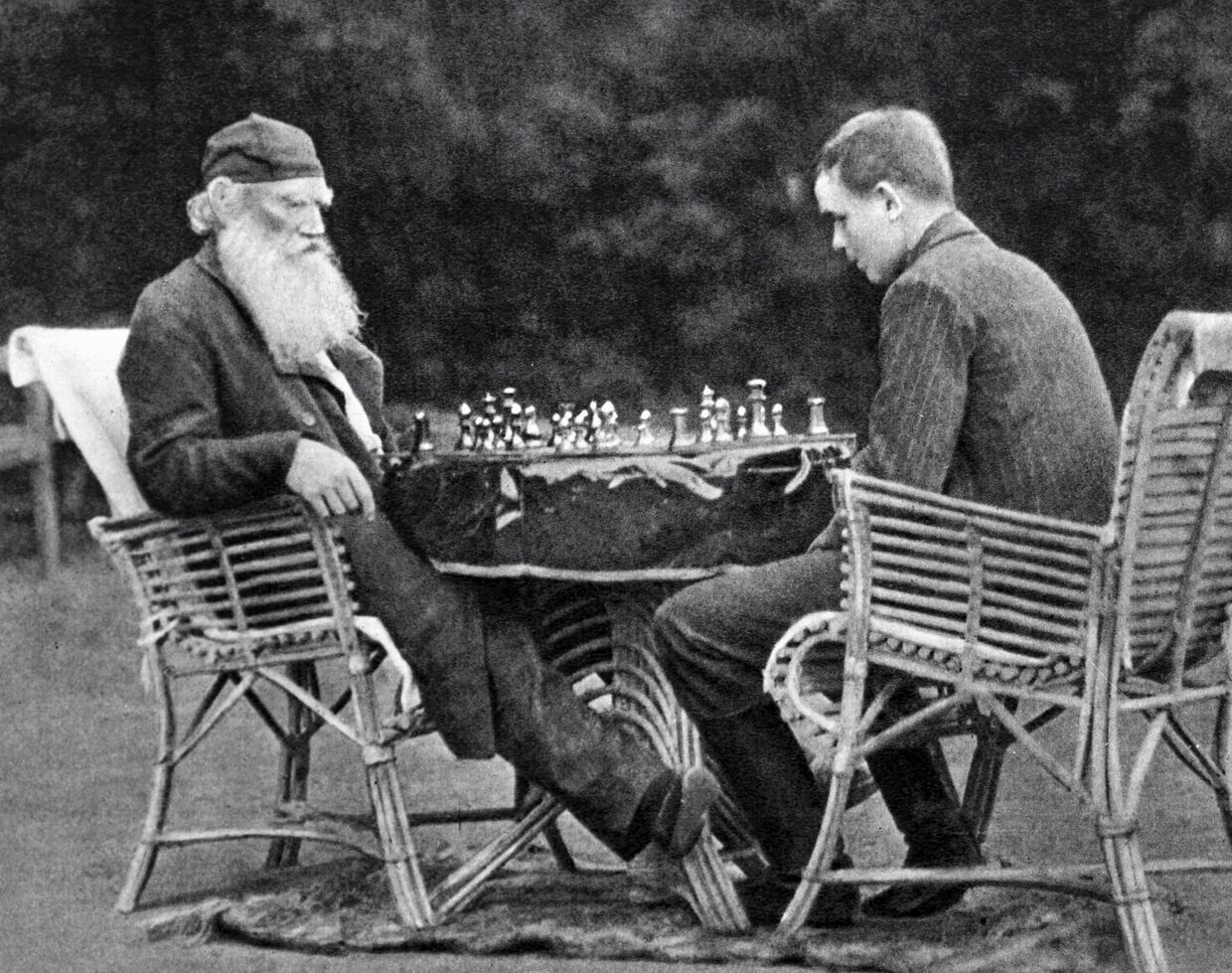 Лев Толстой за игрой в шахматы