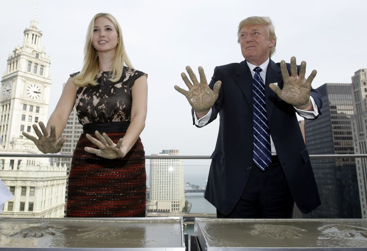 Дональд Трамп и его дочь Иванка Трамп оставляют отпечатки ладоней на крыше Международного отеля и башни Трампа в Чикаго