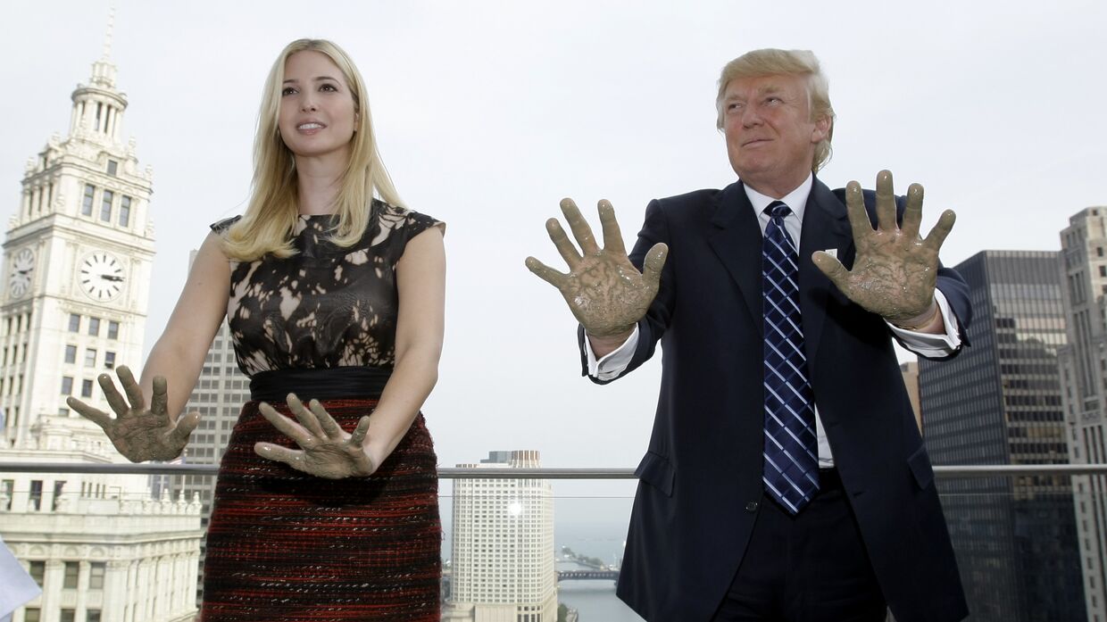 Дональд Трамп и его дочь Иванка Трамп оставляют отпечатки ладоней на крыше Международного отеля и башни Трампа в Чикаго