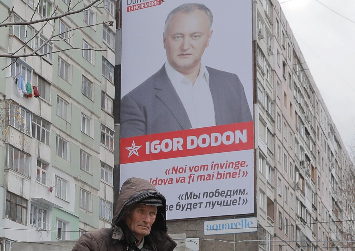 Плакат с изображением кандидат в президенты Молдавии от социалистов Игоря Додона