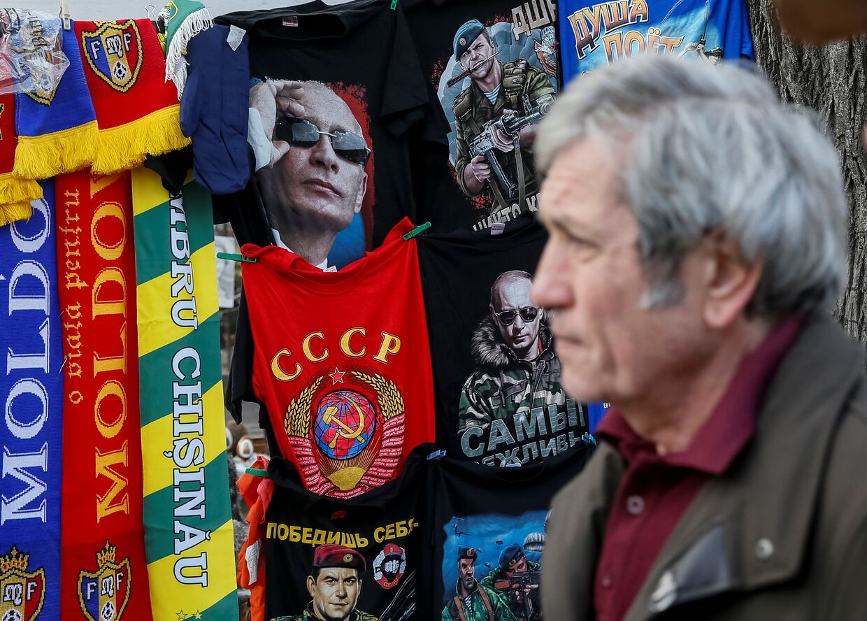 Футболки с изображениями президента России Владимира Путина в центре Кишинева