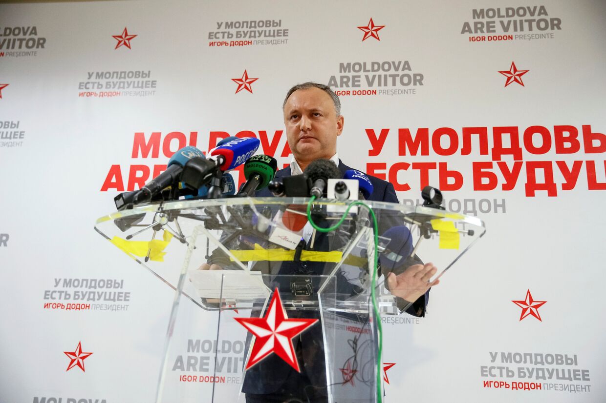 Кандидат в президенты Молдавии от социалистов Игорь Додон выступает перед журналистами в Кишиневе