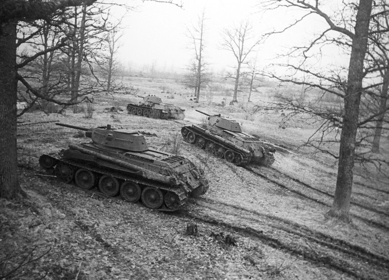 Танки Т-34 выходят на боевой рубеж. 3-й Белорусский фронт