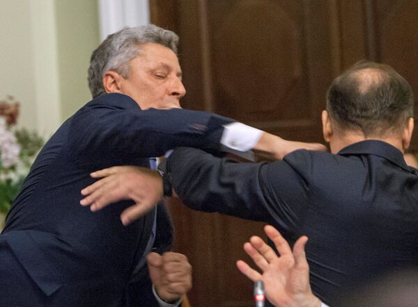 Драка между Юрием Бойко и Олегом Ляшко в парламенте Украины Драка между Юрием Бойко и Олегом Ляшко в парламенте Украины