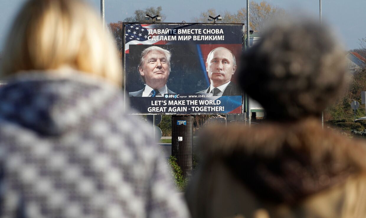 Плакат с фотографиями Дональда Трампа и Владимира Путина