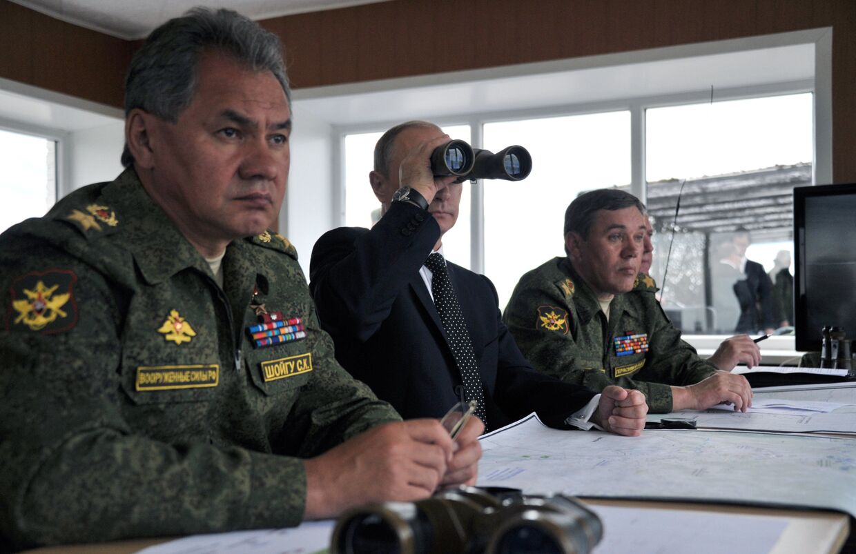 Владимир Путин наблюдает за военными ученииями на забайкальском полигоне