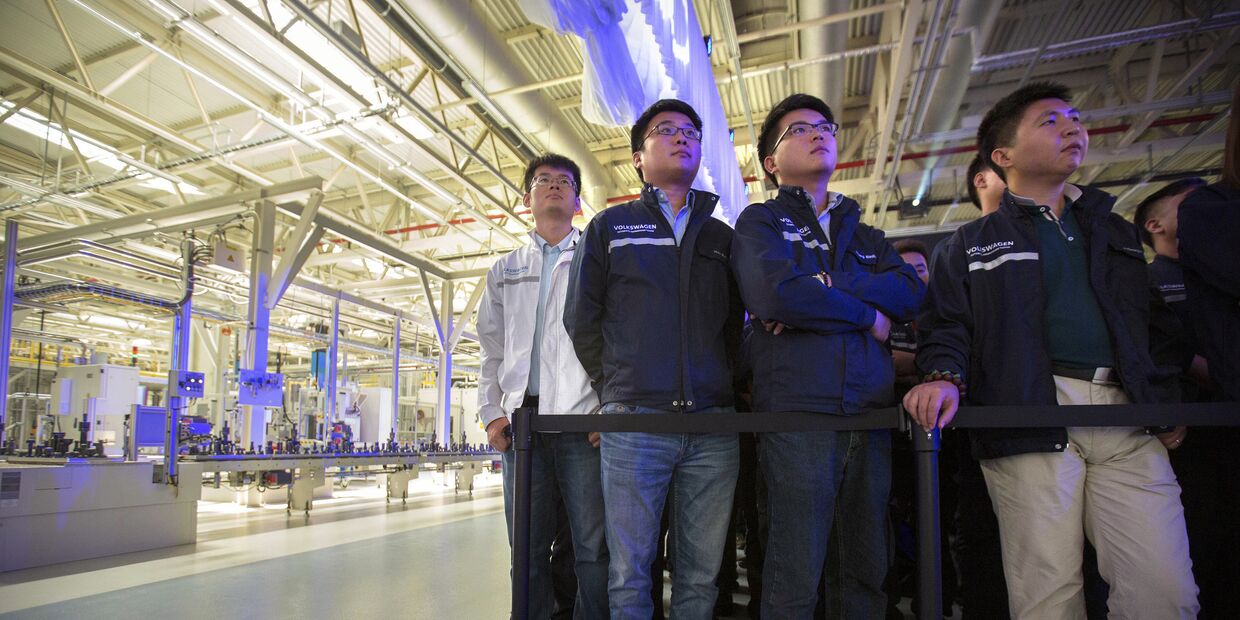 Сотрудники завода Volkswagen в городе Тяньцзинь