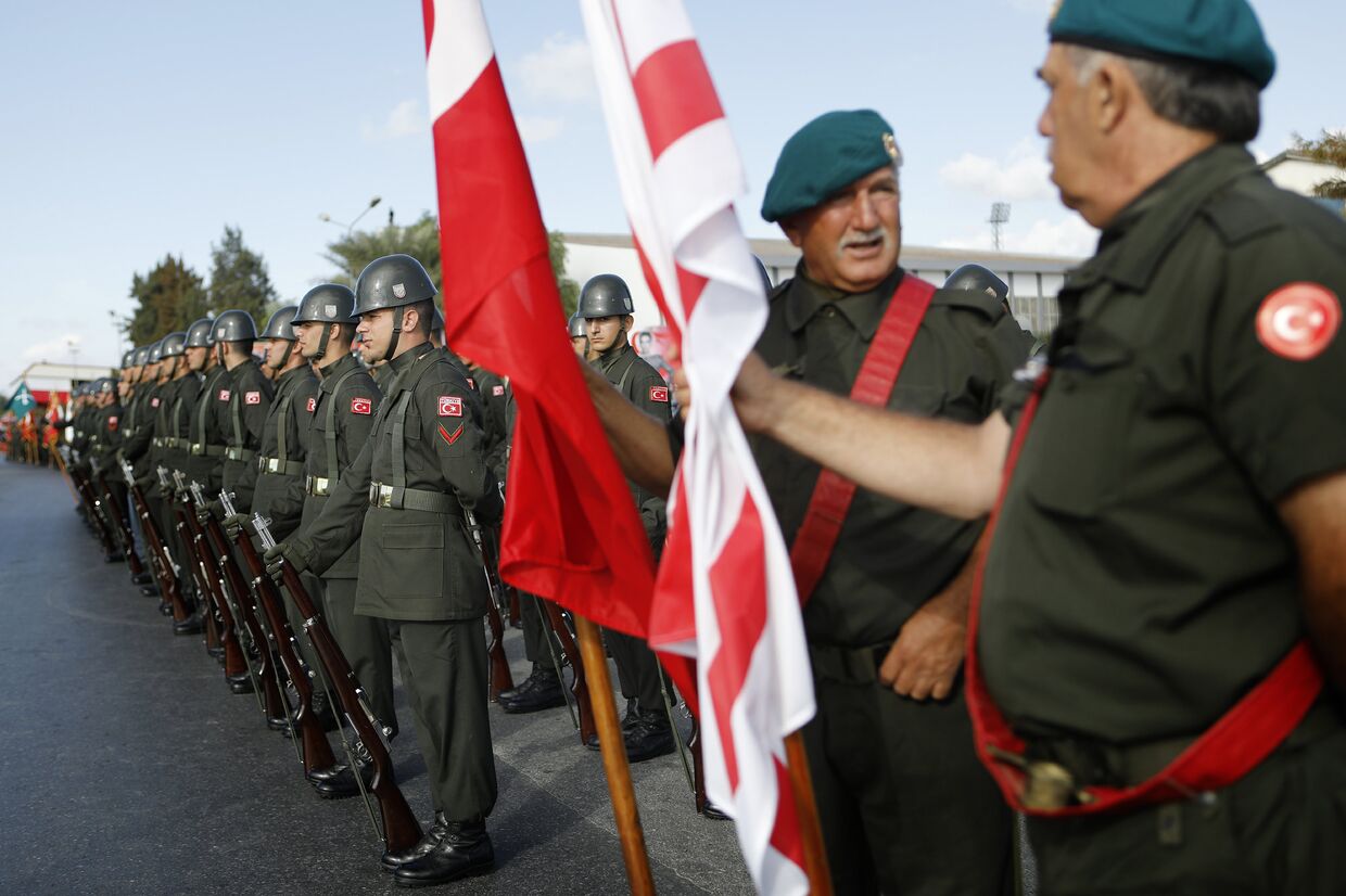 Турецкие военные принимают участие в военном параде в северной части Никосии, Кипр