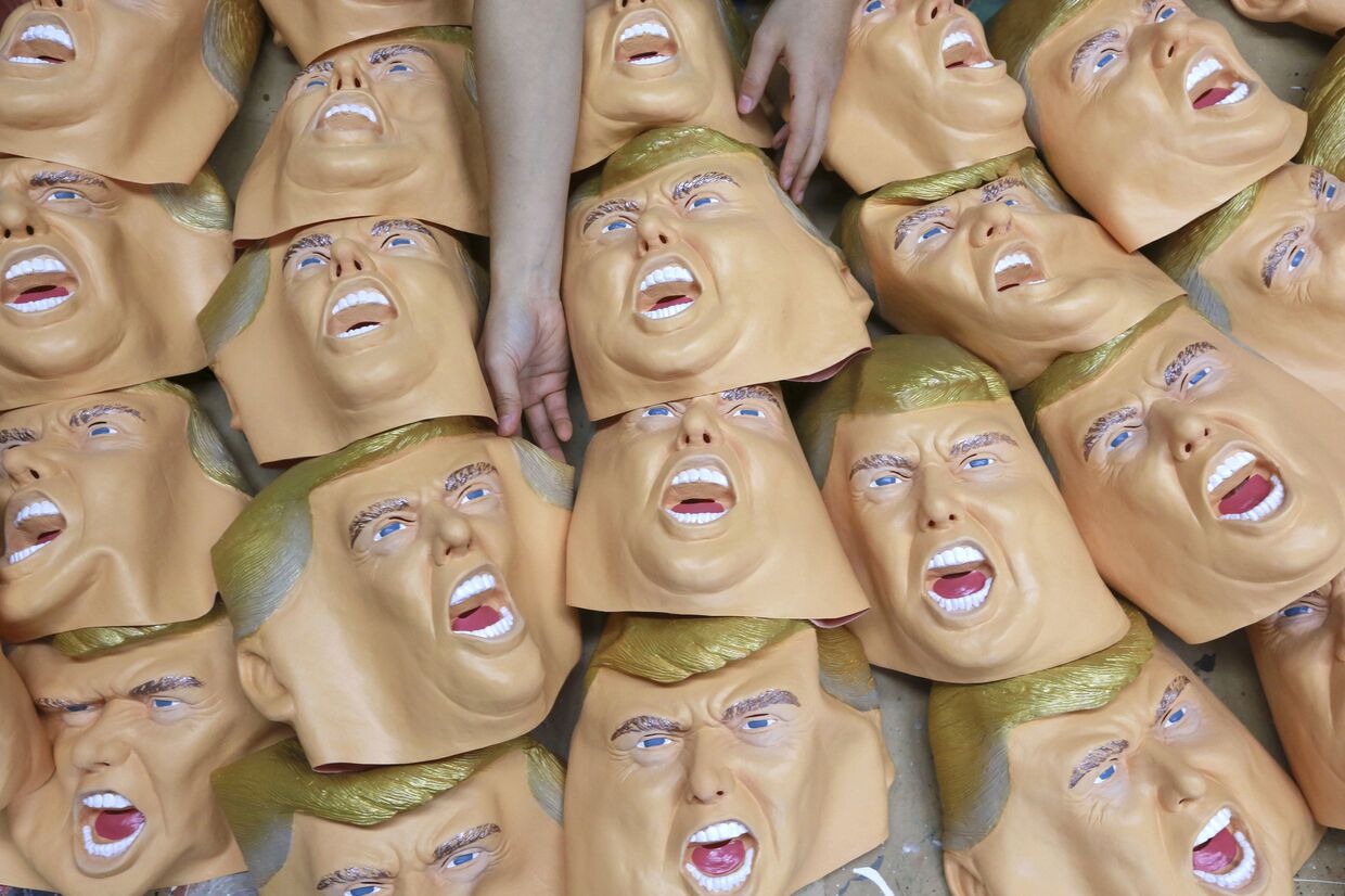 Резиновые маски с изображением Дональда Трампа в одном из магазинов в Японии