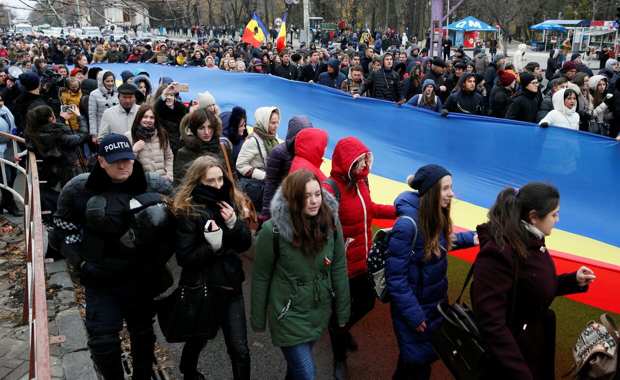 Люди принимают участие в митинге против избранного президента Игоря Додона в Кишиневе, Молдова, 14 ноября 2016