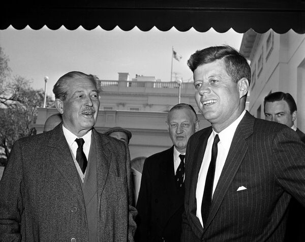Премьер-министр Великобритании Гарольд Макмиллан и президент США Джон Кеннеди