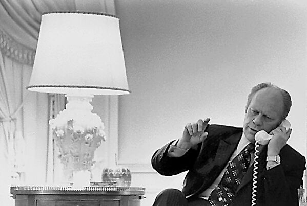 Президент США Джеральд Форд беседует с госсекретарем Генри Киссинджером