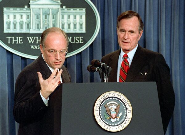 Президент США Джордж Буш-старший и министр обороны Дик Чейни