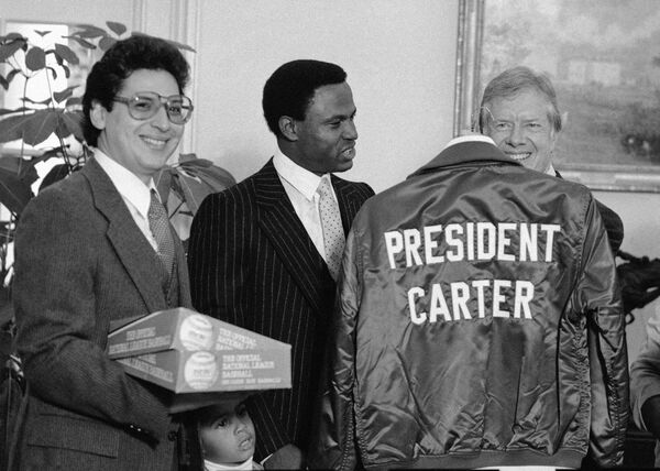 Президент США Джимми Картер (справа) в Белом доме
