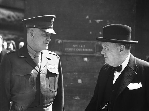 Генерал Дуайт Эйзенхауэр и премьер-министр Великобритании Уинстон Черчилль