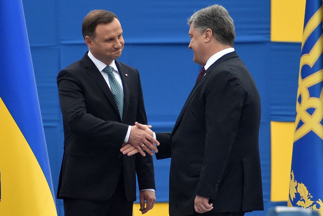 Президент Польши Анджей Дуда с президентом Украины Петром Порошенко во время парада в честь Дня Независимости Украины