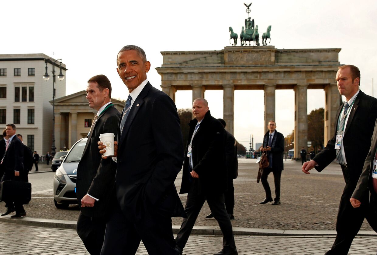 Президент США Барак Обама неподалеку от Бранденбургских ворот в Берлине. Ноябрь 2016 года