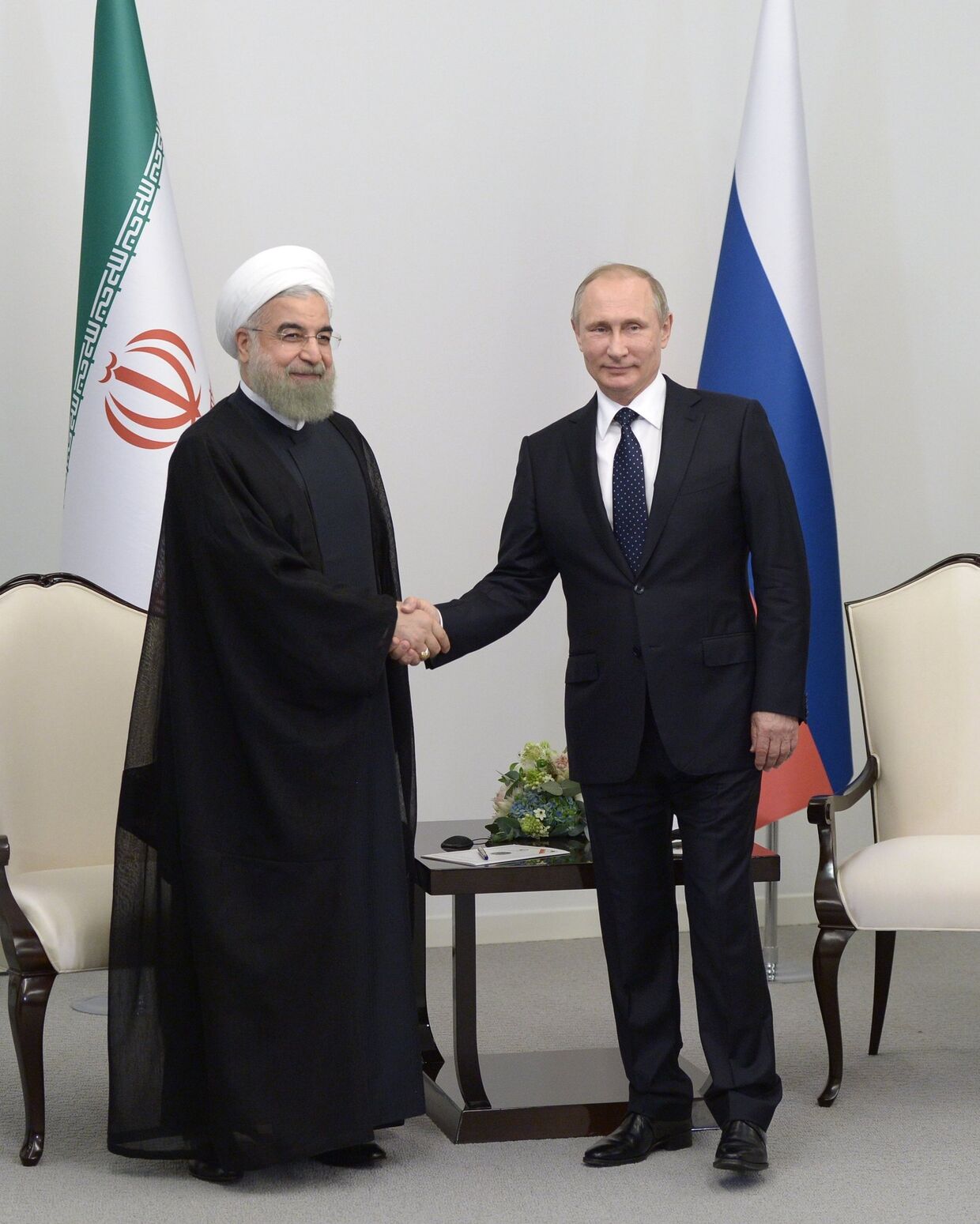 Президент России Владимир Путин (справа) и президент Исламской Республики Иран Хасан Рухани во время встречи в Центре Гейдара Алиева в Баку. Август 2016 года