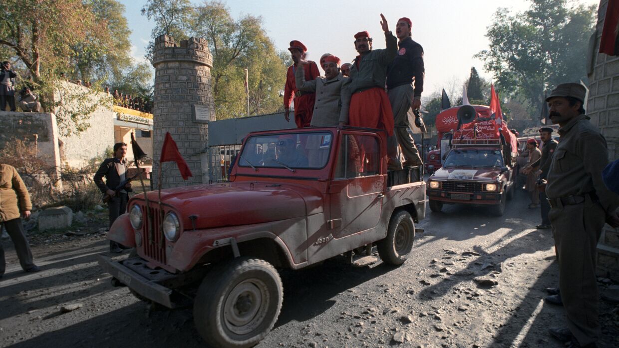 Похороны вождя пуштунов Абдул Гаффара Хана. Траурная процессия направляется в Пакистан