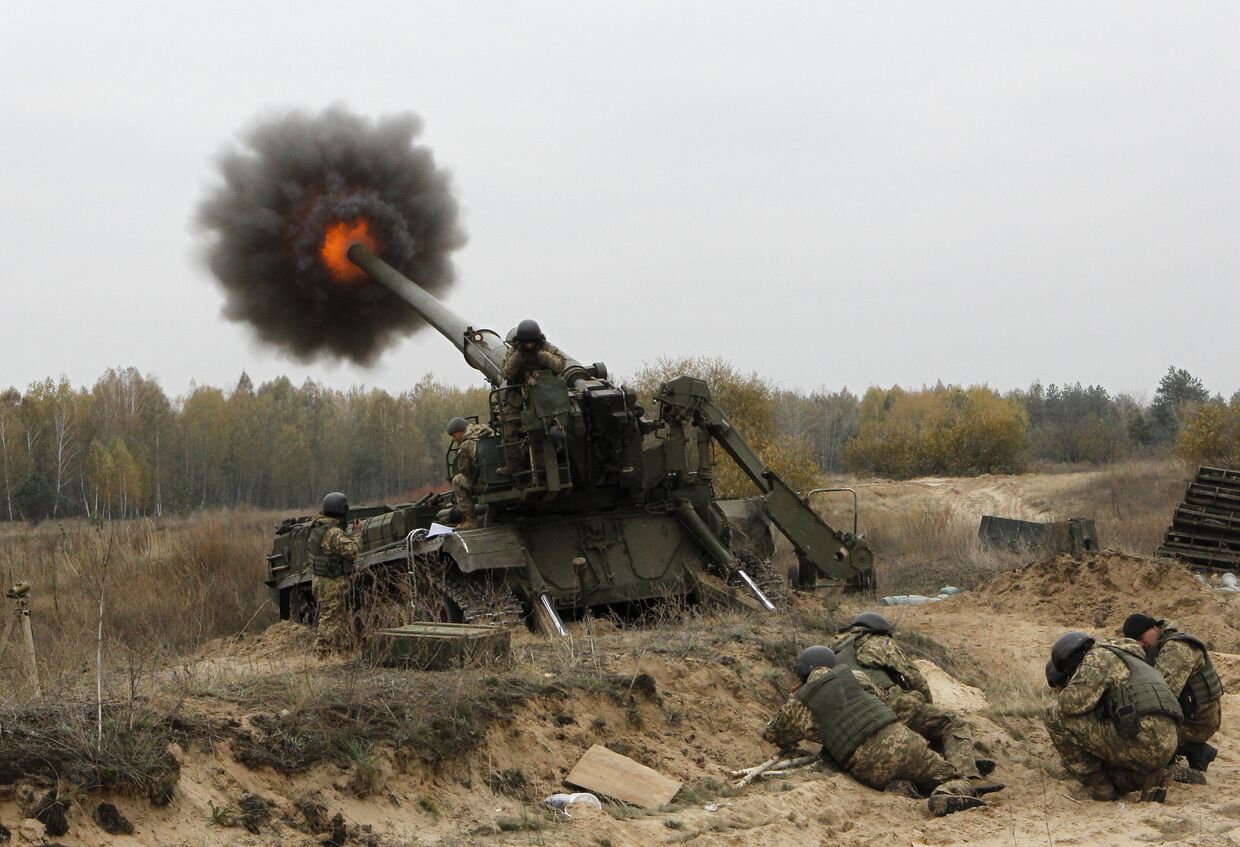 Испытание артилерии во время военных учений «Рубеж-2016» на Украине