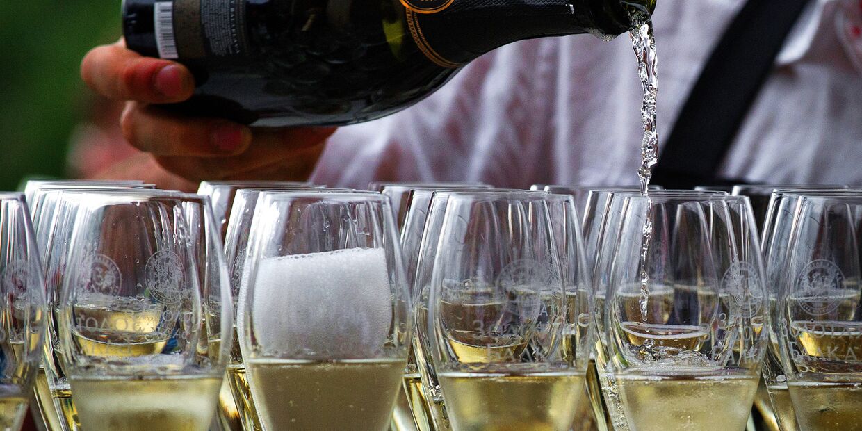 Бокалы с шампанским винодельческой агрофирмы «Золотая Балка»