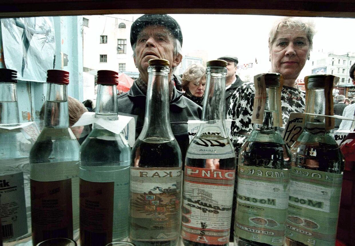 Продажа водки в одном из киосков в Москве