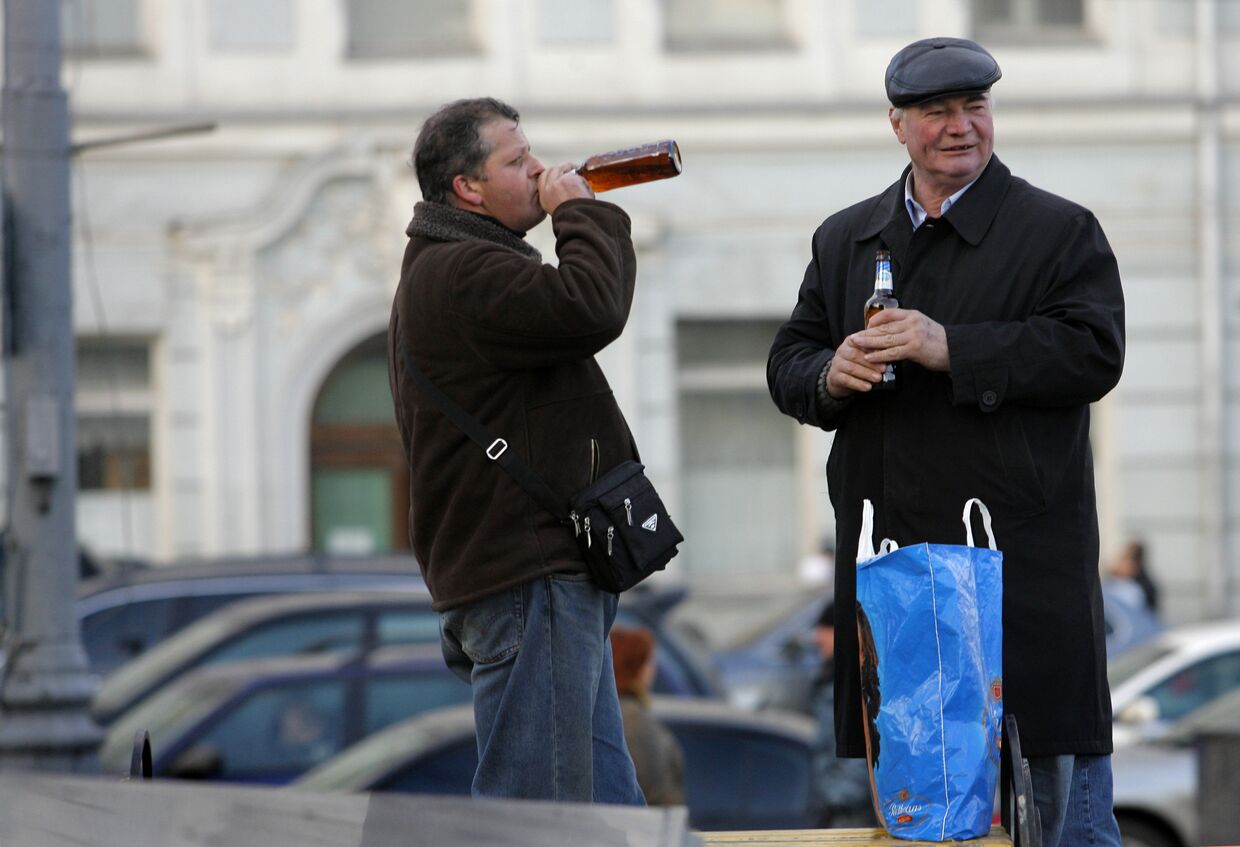 Москвичи пьют пиво на улице