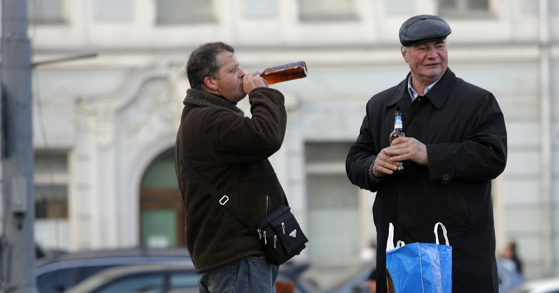 Он старше и пьет. Повальное пьянство в России. Пьющие русские.