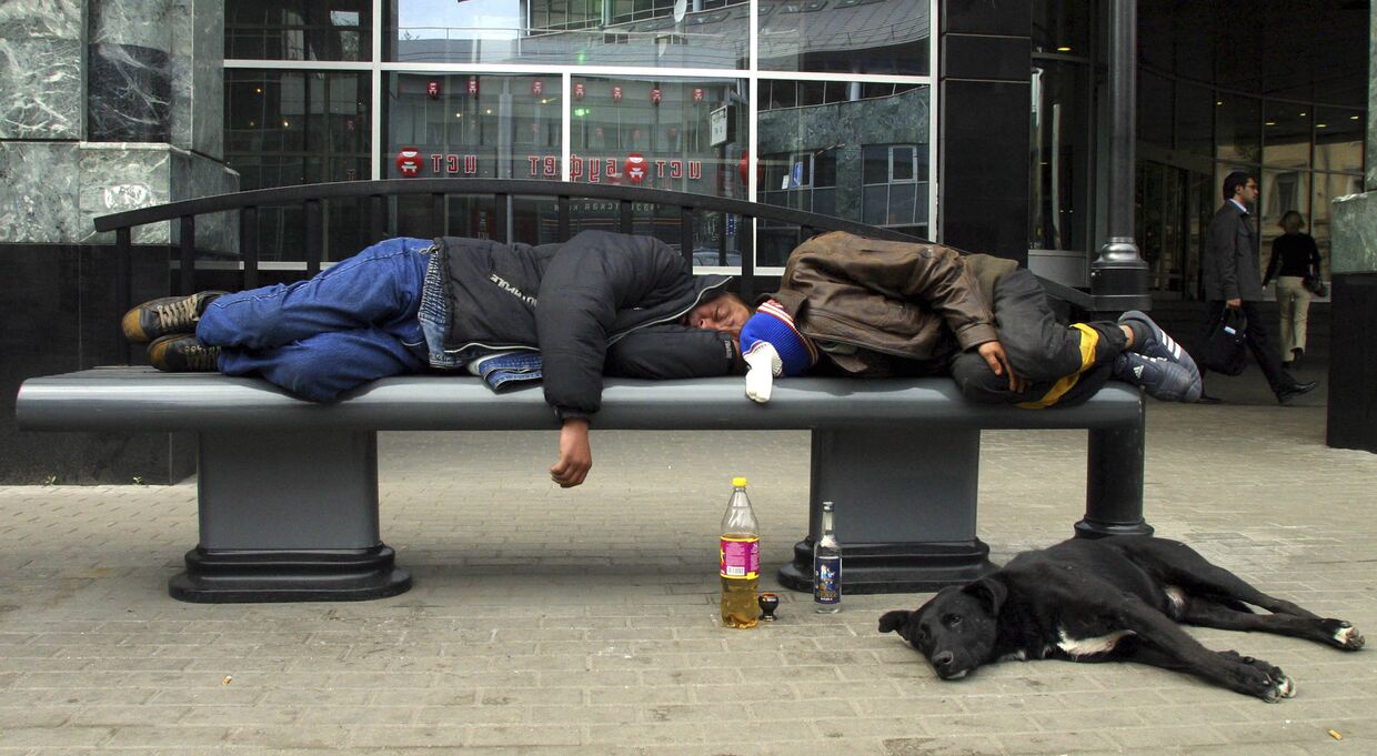 Бездомные спят на одной из улиц в Москве
