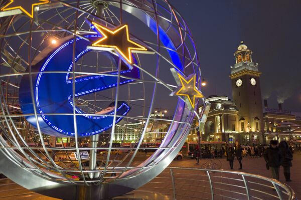 Вращающаяся буква «е» на площади перед ТЦ «Европейский» в Москве Вращающаяся буква «е» на площади перед ТЦ «Европейский» в Москве