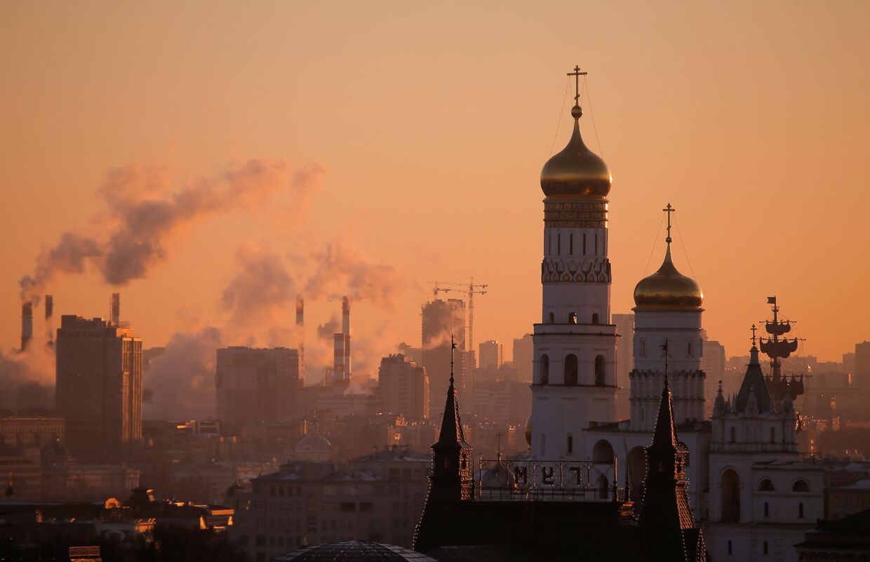 Вечерняя Москва. На первом плане ГУМ и колокольня Ивана Великого в Кремле
