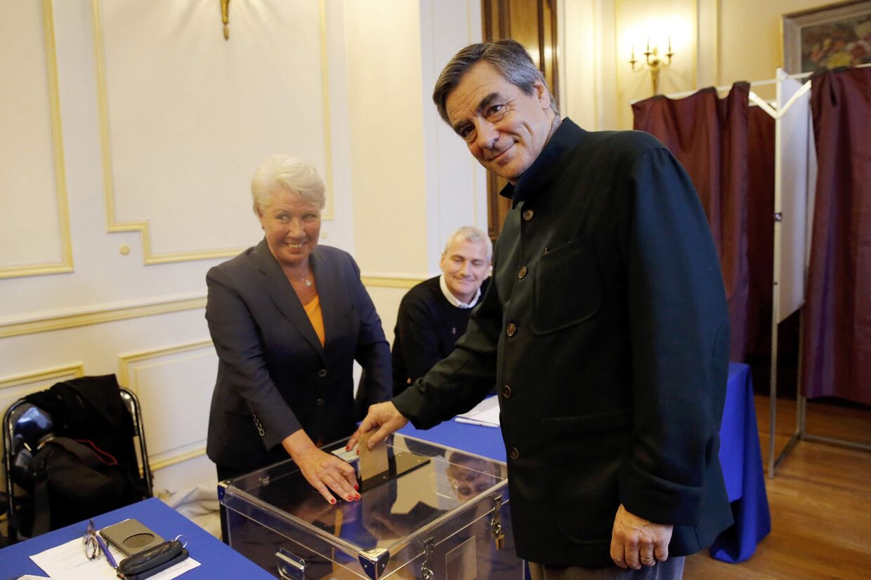Экс-премьер Франции Франсуа Фийон голосует на президентских праймериз правых и центристов во Франции