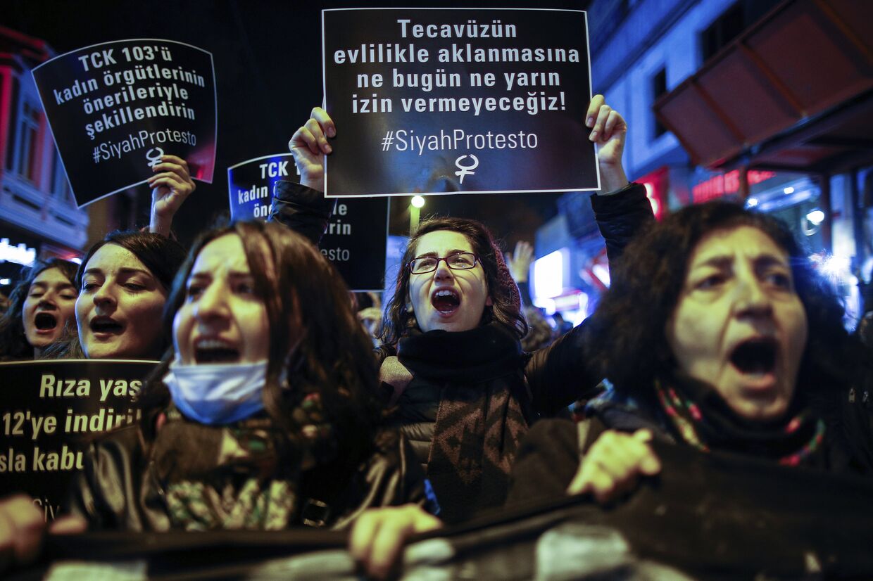 Акция протеста в Стамбуле против поправки о сексуальных преступлениях против несовершеннолетних