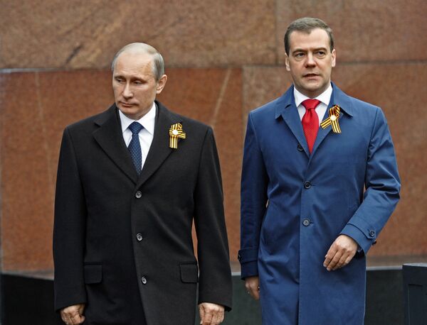 Владимир Путин и Дмитрий Медведев на военном Параде Победы Владимир Путин и Дмитрий Медведев на военном Параде Победы