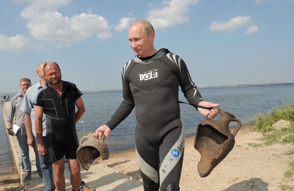Владимир Путин держит в руках две древние амфоры, которые нашел на дне Таманского залива Владимир Путин держит в руках две древние амфоры, которые нашел на дне Таманского залива
